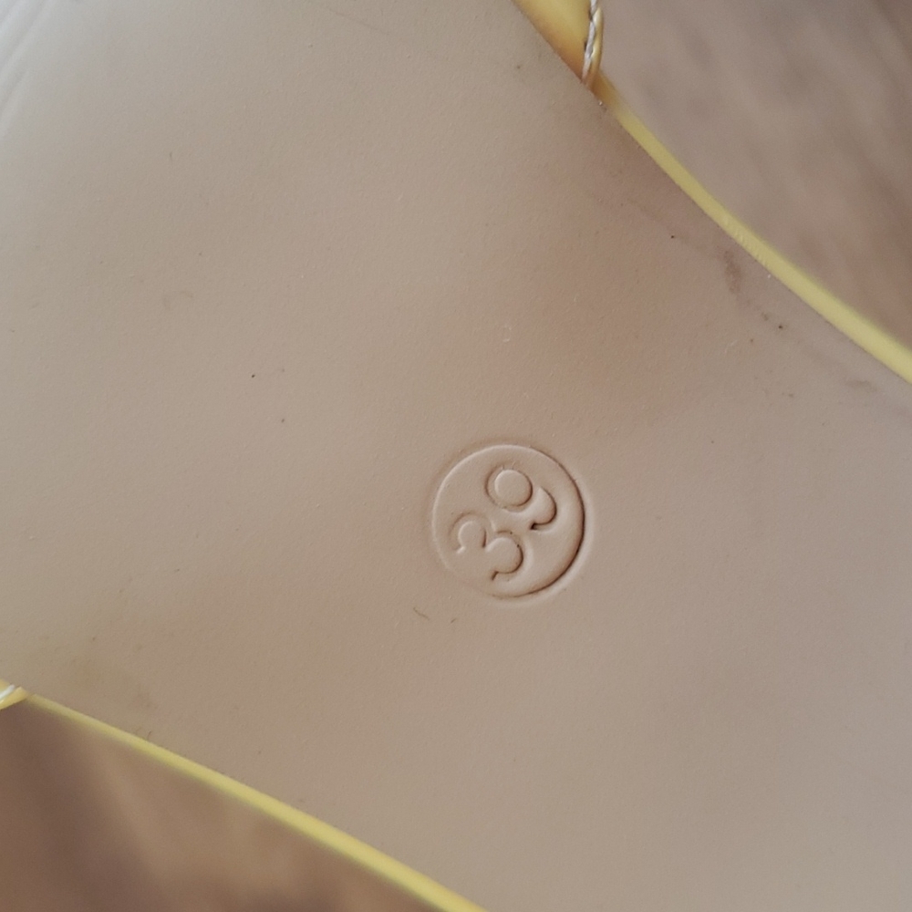 Zbeibei yellow đź’› pump. Closed toe!! Ankle strap! NWOB - Picture 4 of 6